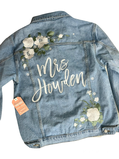 Floral embroidered denim jacket- one year in the making! 🧵🪡🌿🌸 : r/ Embroidery
