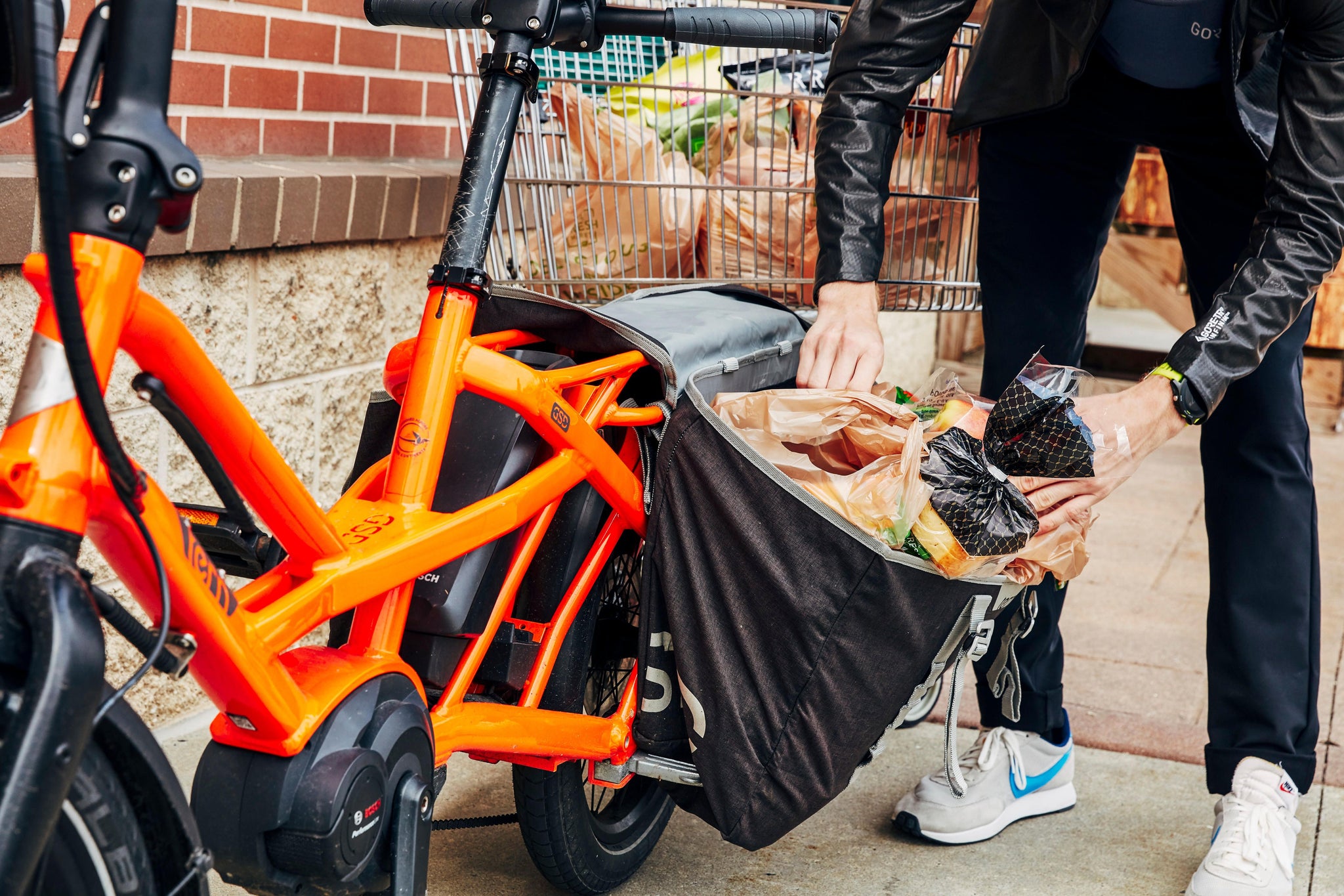 Vélo rallongé Tern équipé de sacoches latérales pour le transport des courses