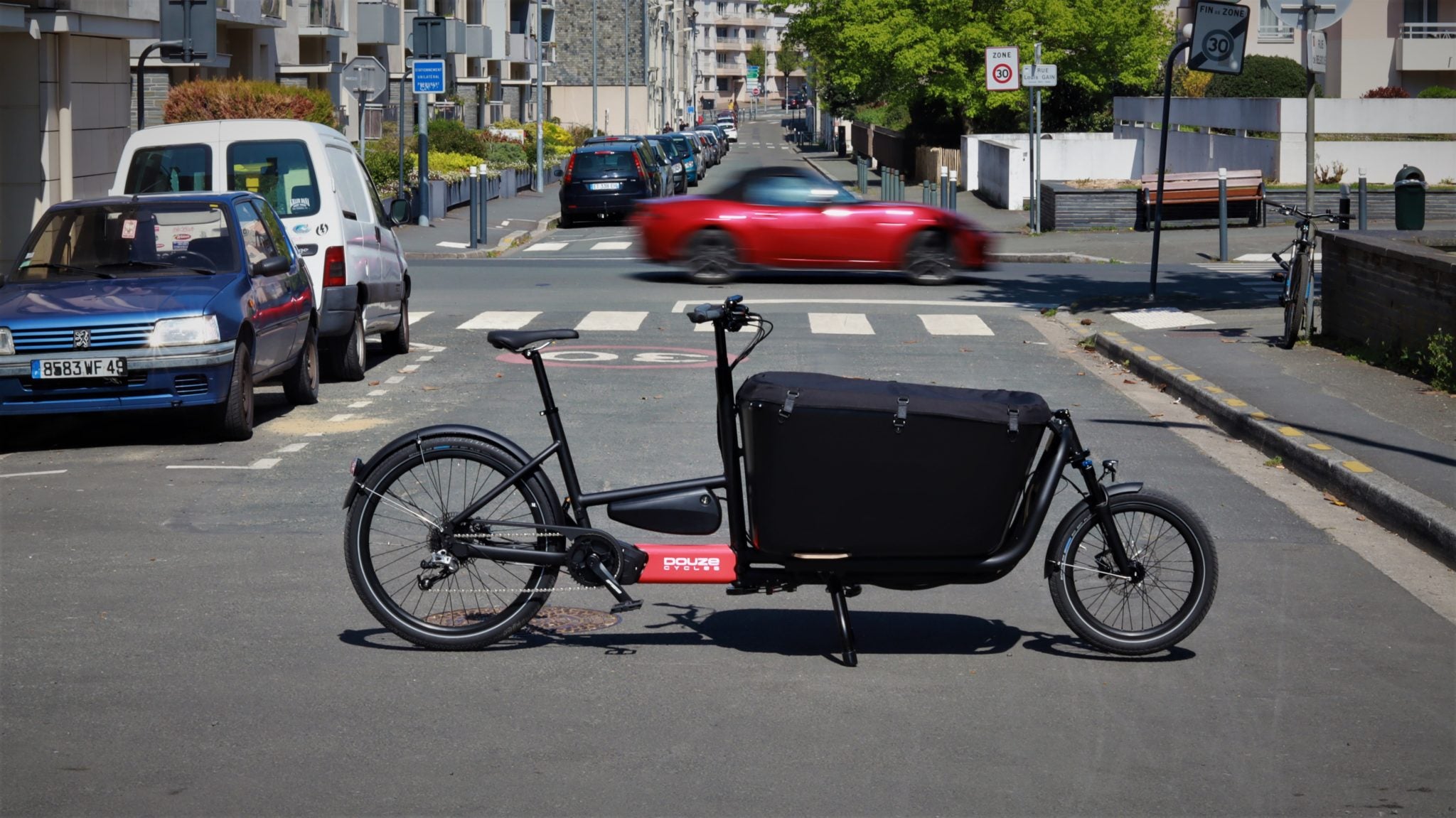 Caisse de transport étanche sur le biporteur G4 de Douze Cycles