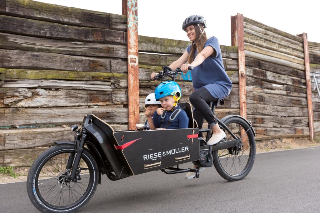 Transporter des enfants en ville avec le biporteur Packster 60 de Riese & Müller