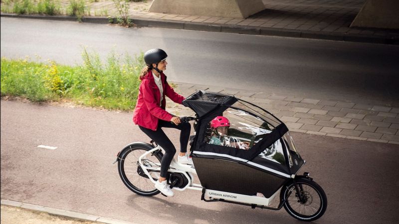 Canopée installée sur le Urban Arrow Family pour le transport d'enfants