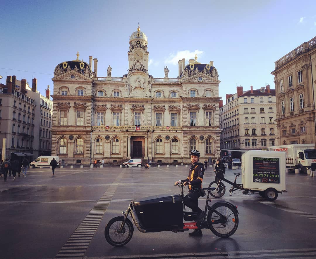 Artisan des Boîtes à Vélos en déplacement sur un biporteur Douze Cycles