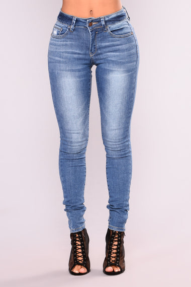 Araceli Skinny Jeans - Medium Blue Wash – Fashion Nova