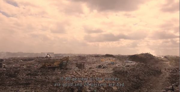 La discarica di Dandora in Kenya nel documentario "Textile mountain" |