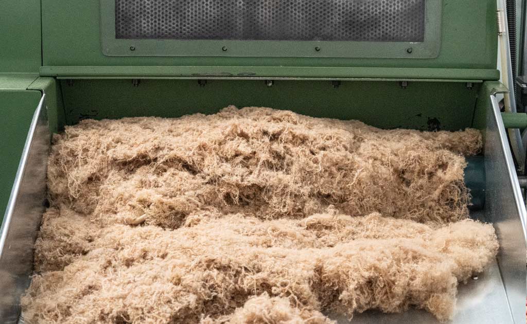 Shredded post-consumer wool fibers | Fibre di lana post consumer sfilacciate