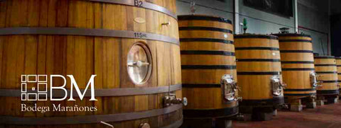 Tinos de madera de la Bodega Marañones donde se crían los vinos tintos