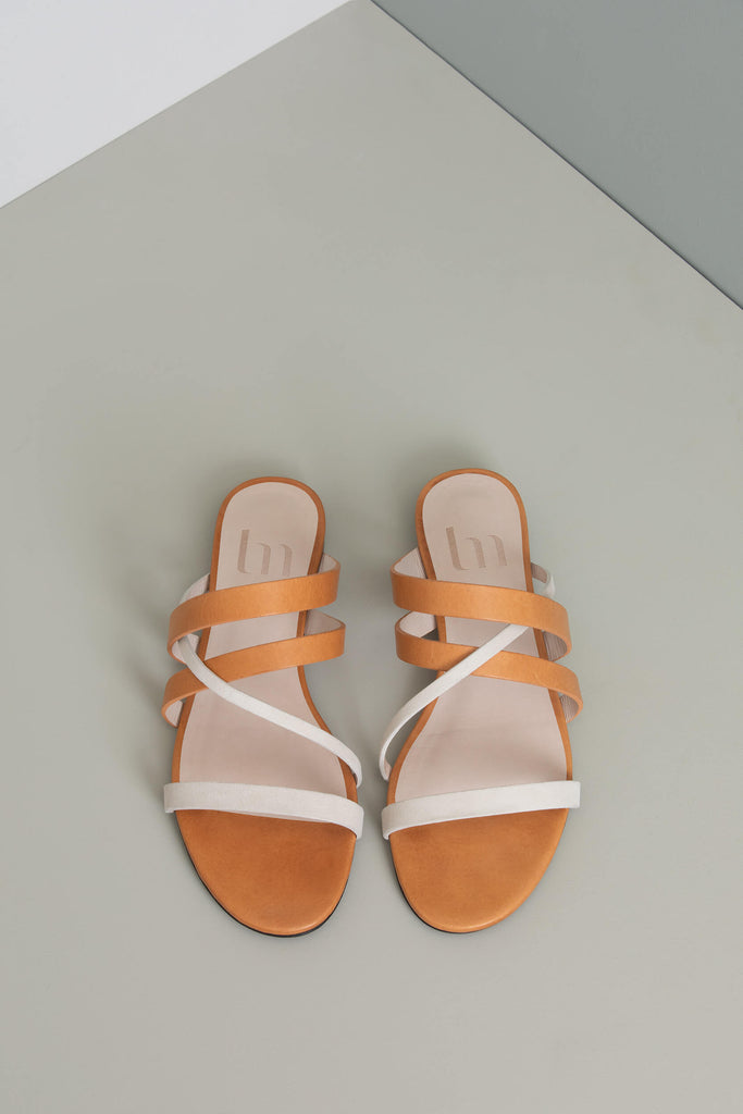 Sandale plate en cuir N.003 - des couleurs douces pour l'été avec La Ligne Numérotée