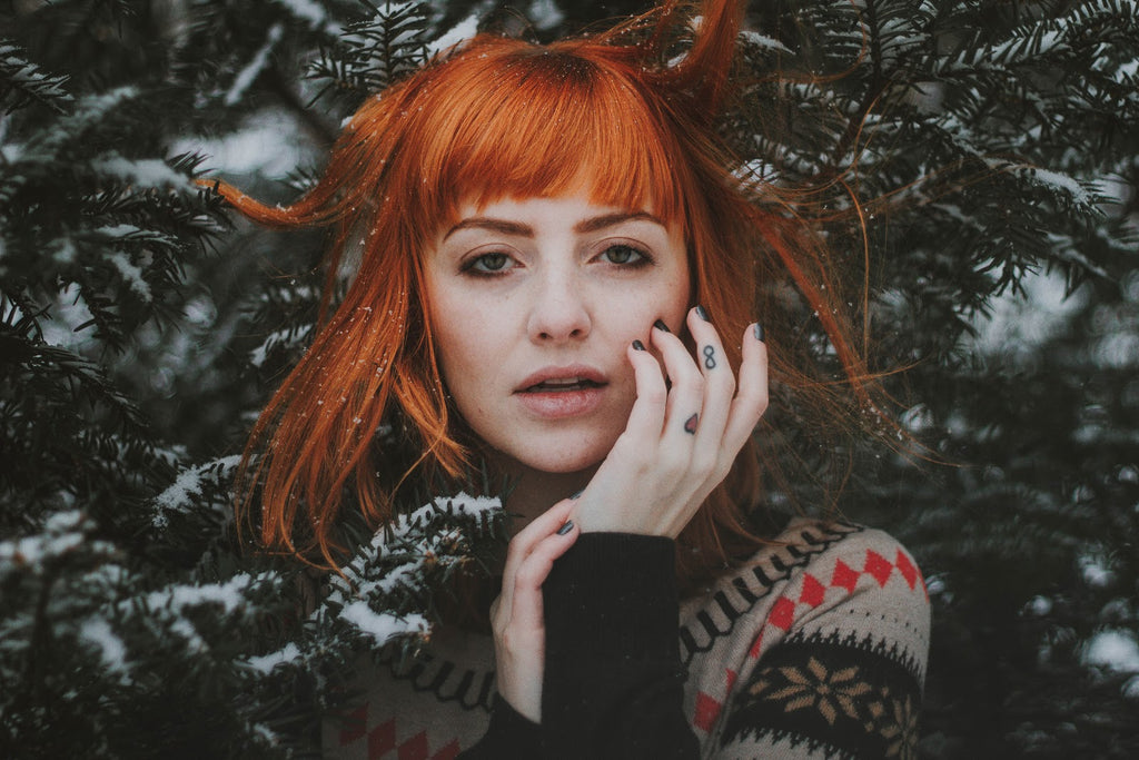 Frau mit roten Haaren – Ikoo
