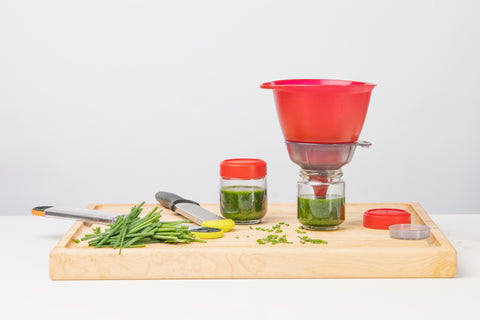 Outils pour préparer l'huile de ciboulette pour la vinaigrette