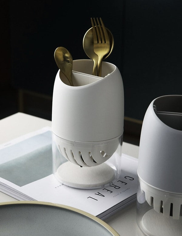 Cutlery drainer with cutlery inside