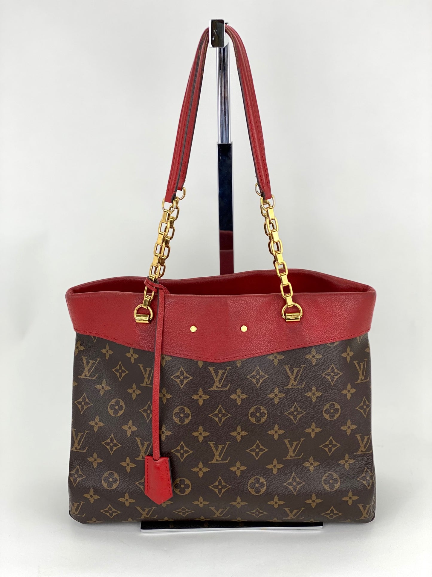 Louis Vuitton Bucket Patent Leather Tote Bag (pre-owned) in Red