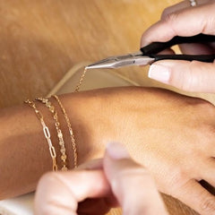 Armband Permanent Bracelets Gold anbringen mit Zange