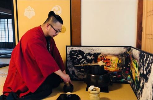 Unisssograff Furosaki folding screen with man performing the Japanese tea ceremony