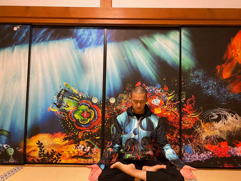 EKOIN Chief priest Sesshu Kondo meditating in front of the Unissograff design sliding door