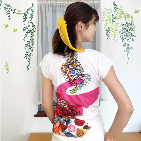 Yurin showing the back of her Unissograff T-shirt