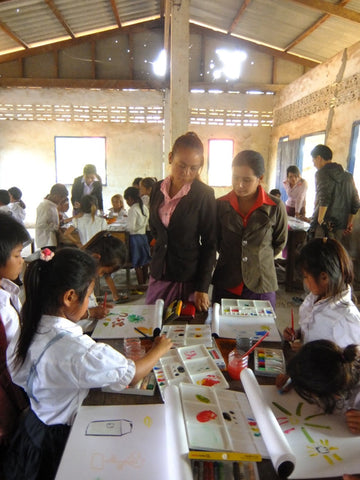 カンボジアで開催したユニゾグラフのアート教室