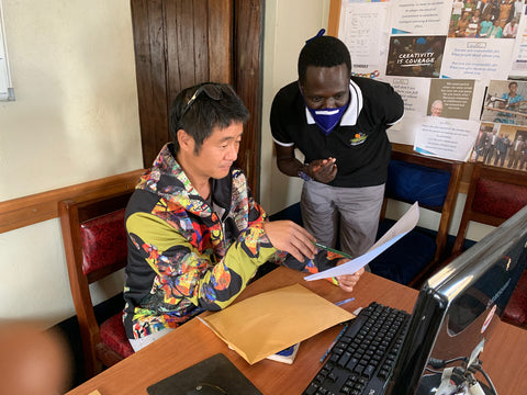 Unissograff Embajador Shingo Ogawa en el trabajo en Uganda