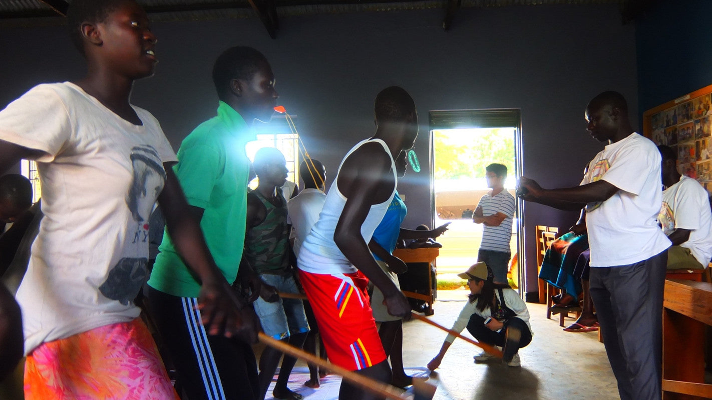 ウガンダ現地の子どもたちの民族ダンスの足跡ペイントを集める
