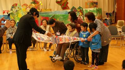 Unissograff artist ca37 presenting artwork to people in Tohoku