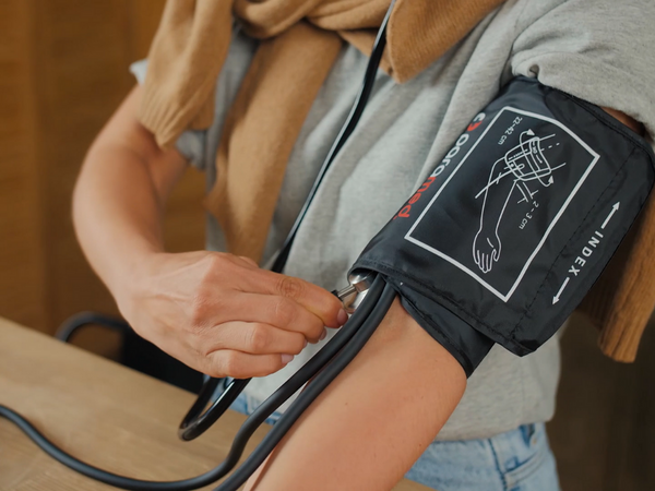 How to take blood pressure with a sphygmomanometer