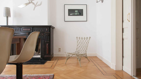 Bild eines Wohnzimmers mit Kamin und einem Fokuspunkt auf ein Vintage Sessel
