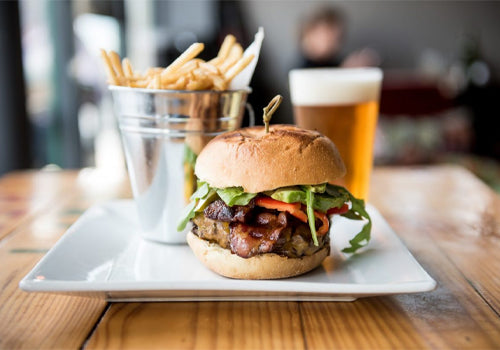 Hamburguesa con papas y cerveza artesanal foto artistica