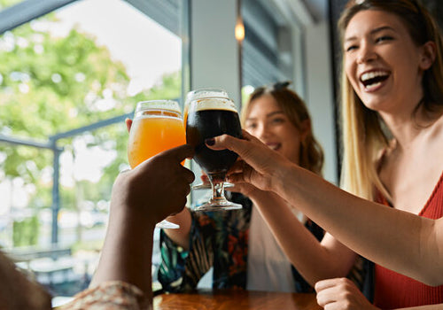 Reunión con amigas bebiendo cerveza artesanal