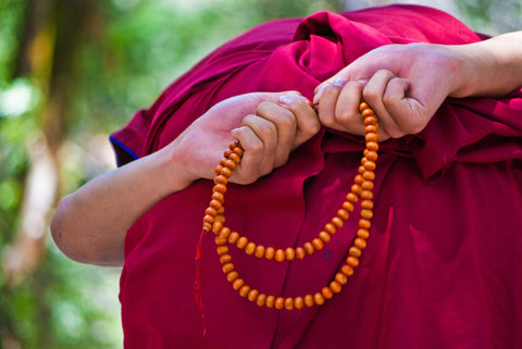 Chapelet bouddhiste : un objet spirituel et accessoire de mode