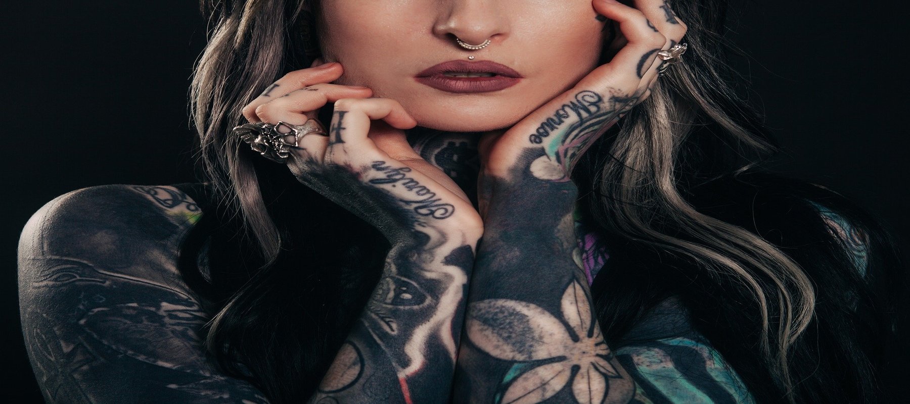 Femme tatouée au visage