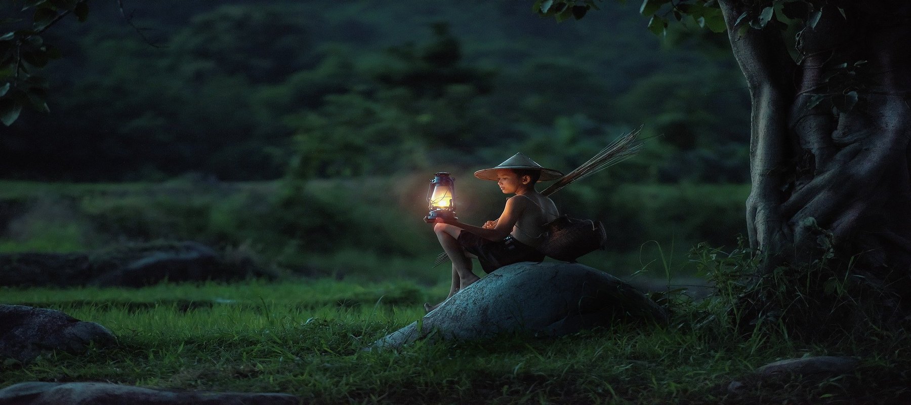 Jeune bouddhiste avec une lampe