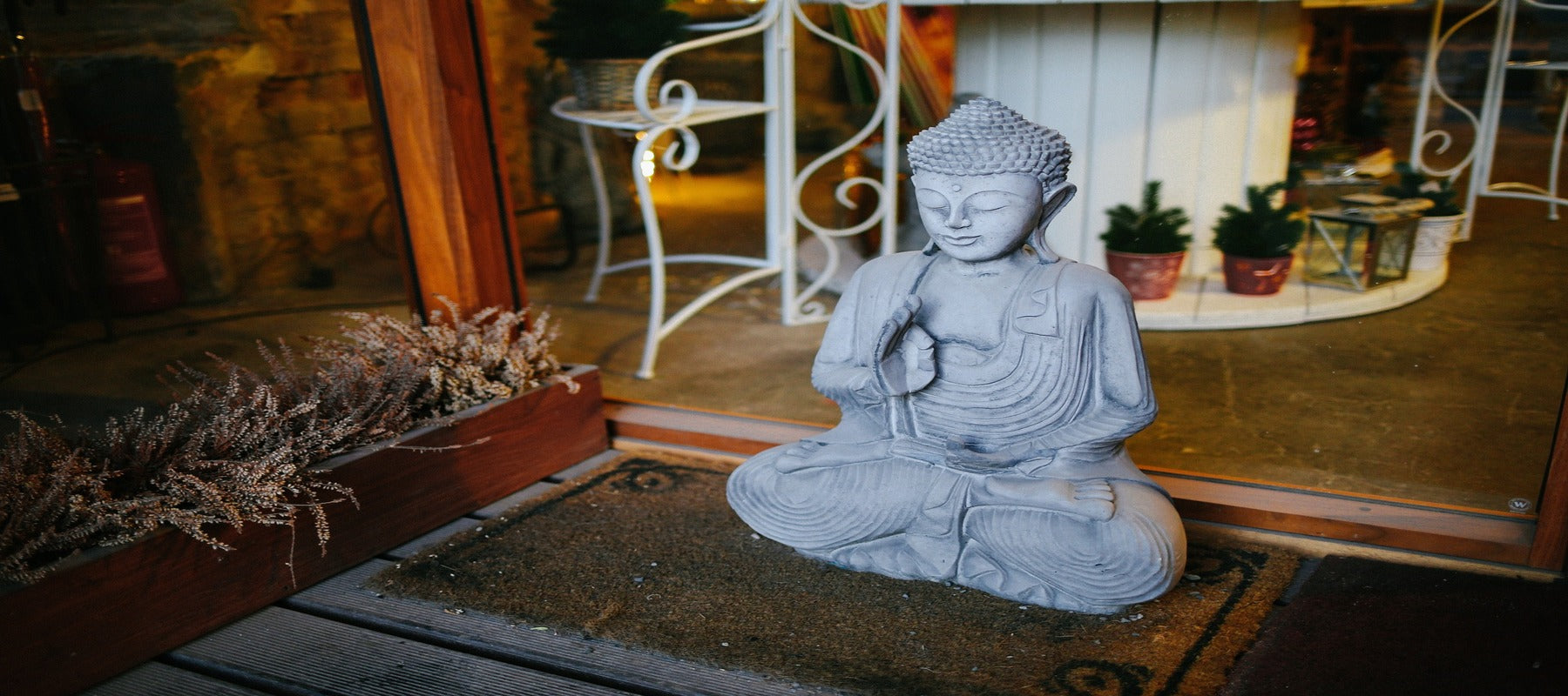 Statue de bouddha rieur avec rubans de marée porte-bonheur porte d