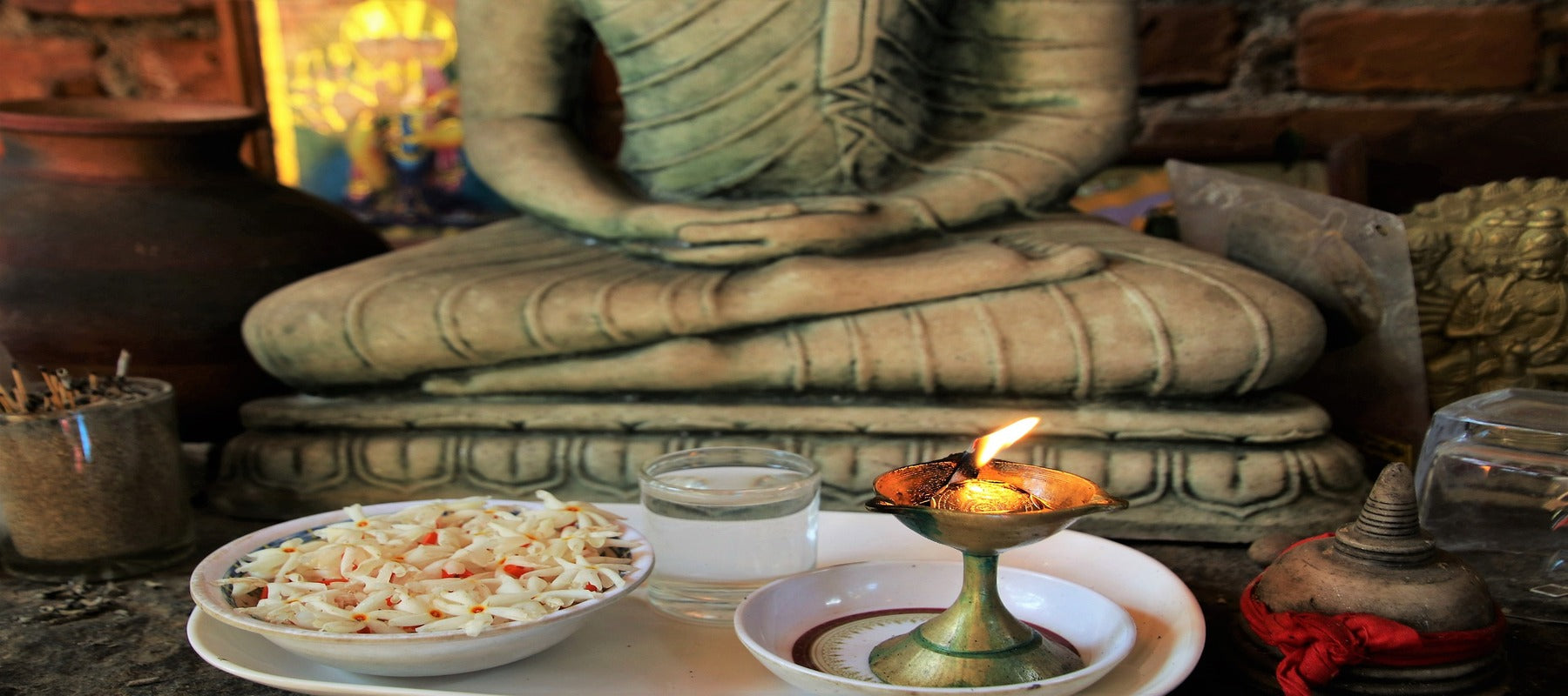 bruleur d'encens représentant une statue bouddha en pierre