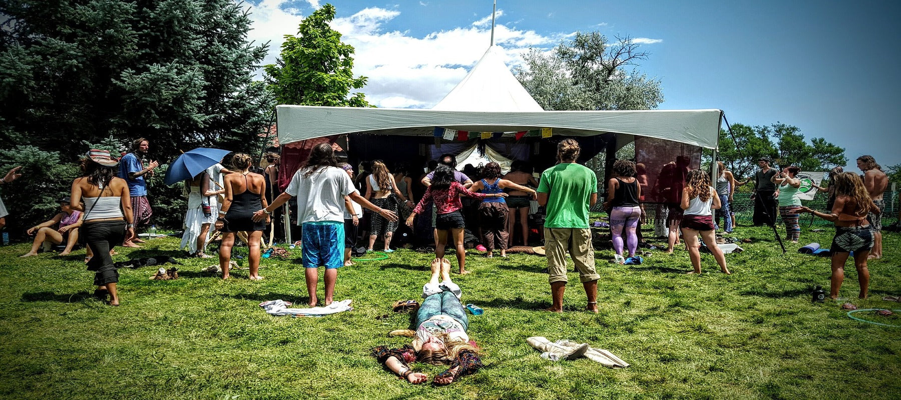 Groupe de hippie qui danse en robe