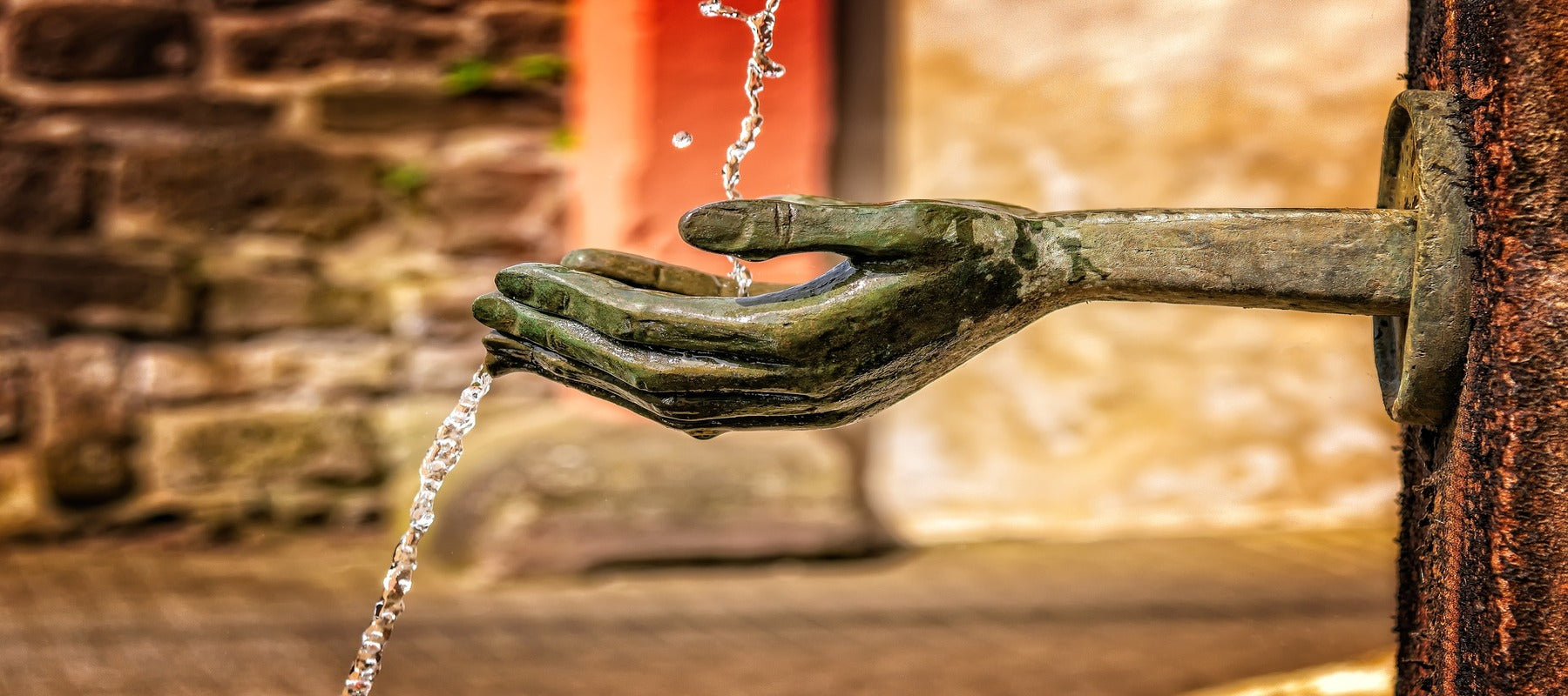 Fontaine tibétaine en forme de main