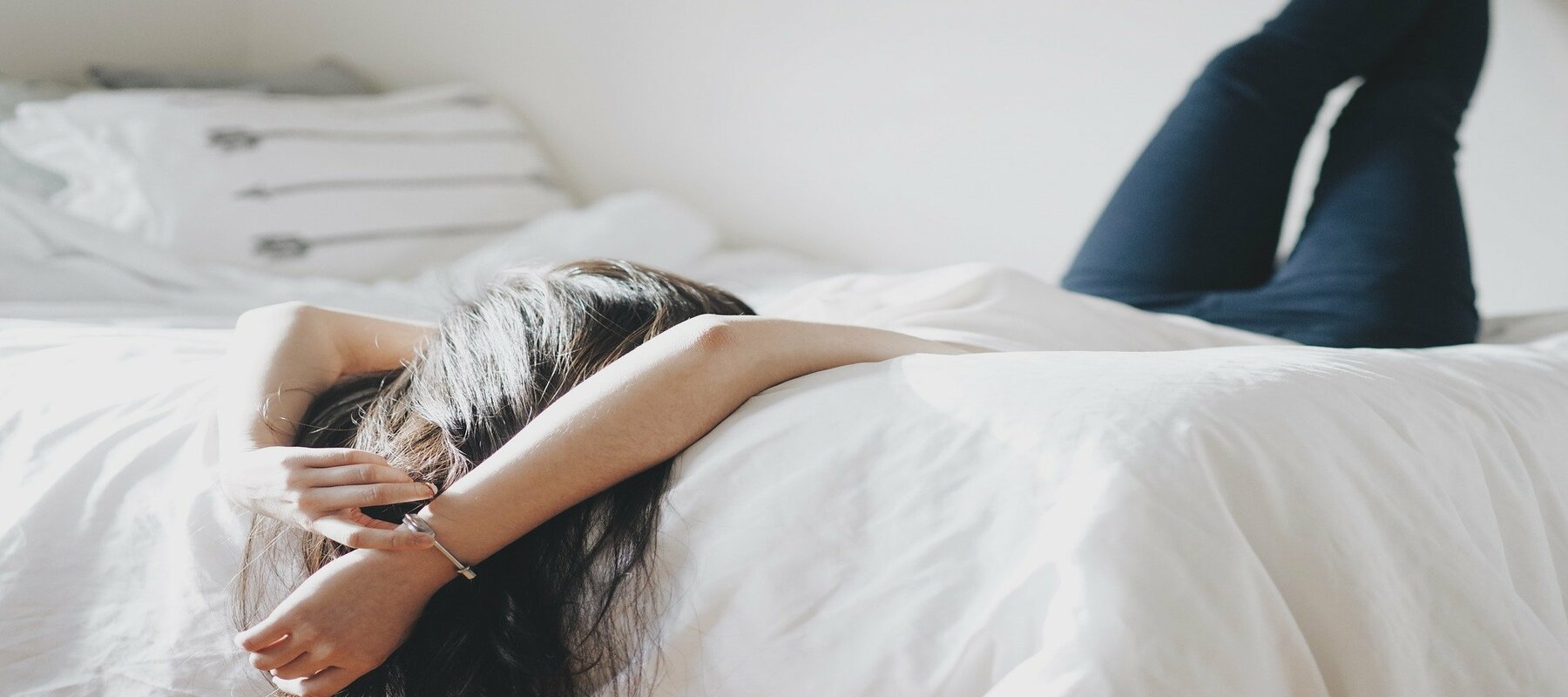 Femme allongée sur une Housse de Couette en Polyester