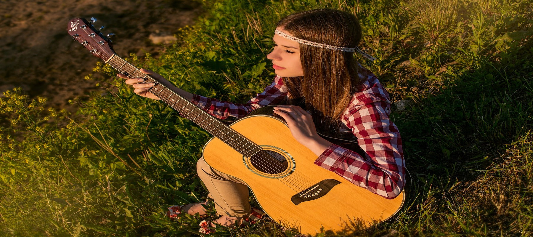 Fille Hippie qui joue de la guitare