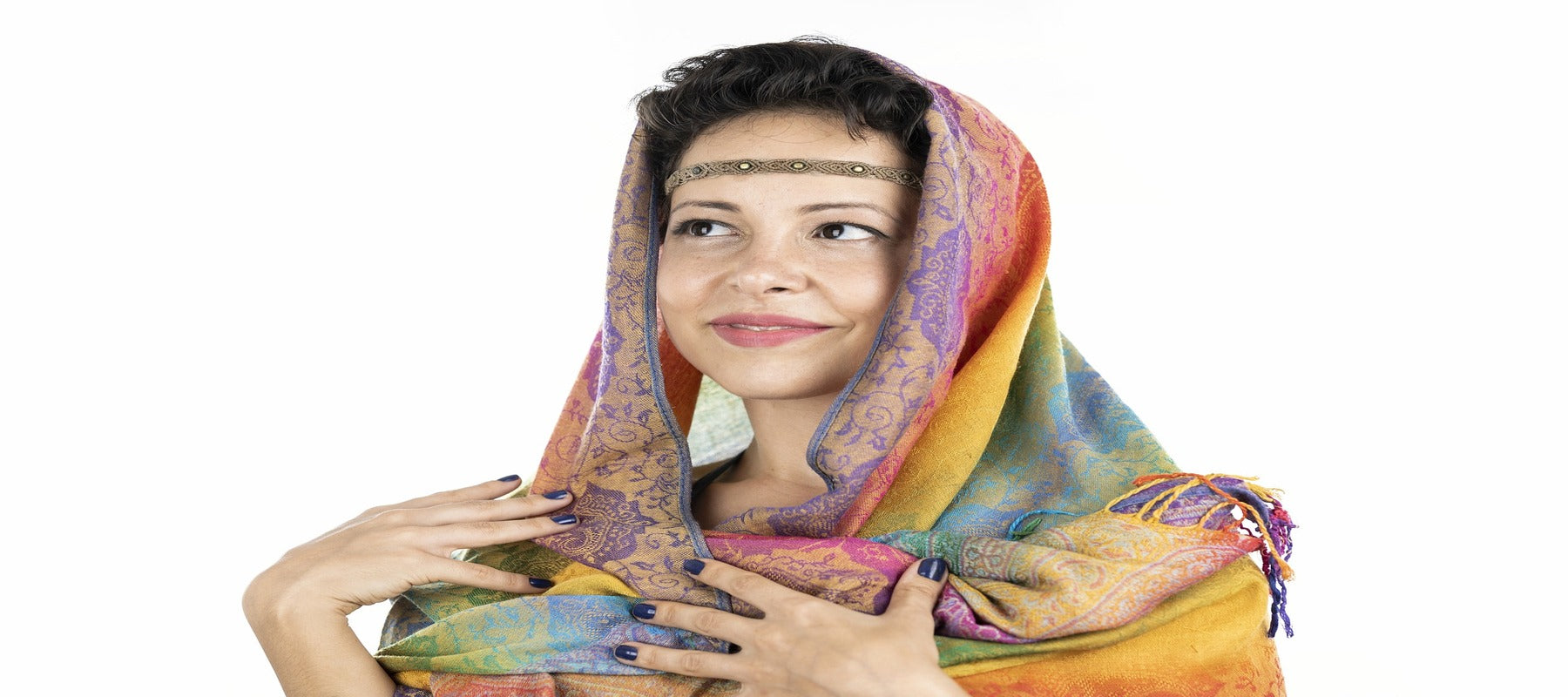 Femme portant un foulard hippie