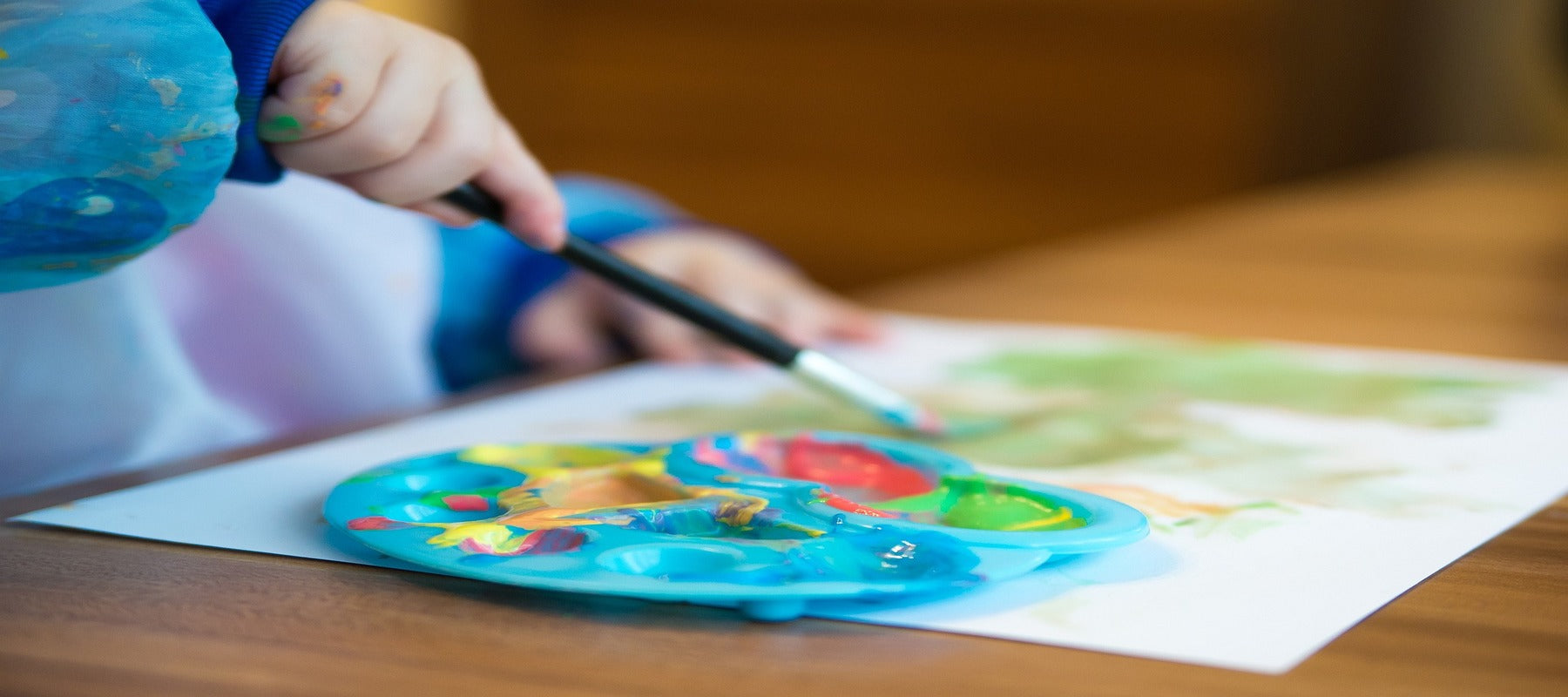 Pots de peinture sur une table bouddha