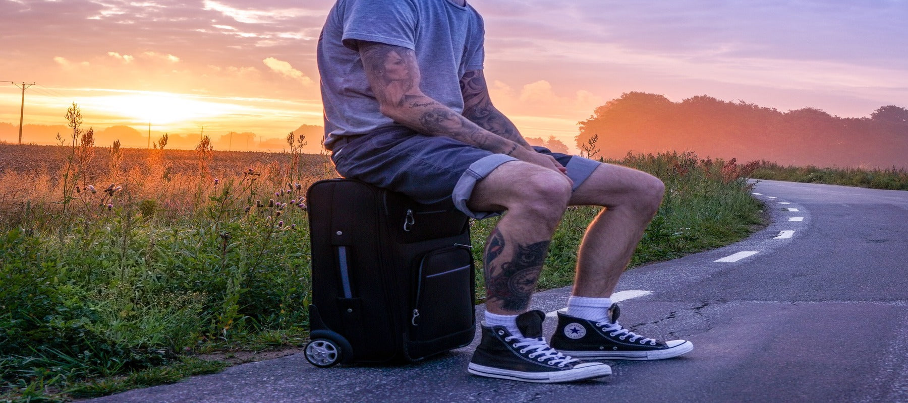 Voyageur portant un tatouage bouddha a la cheville