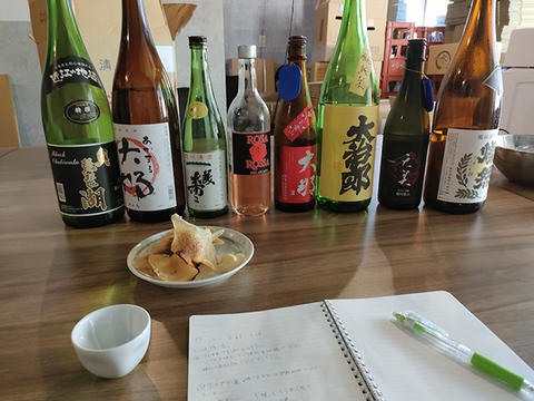 検証に使用した日本酒とエイヒレ、記録用のノート
