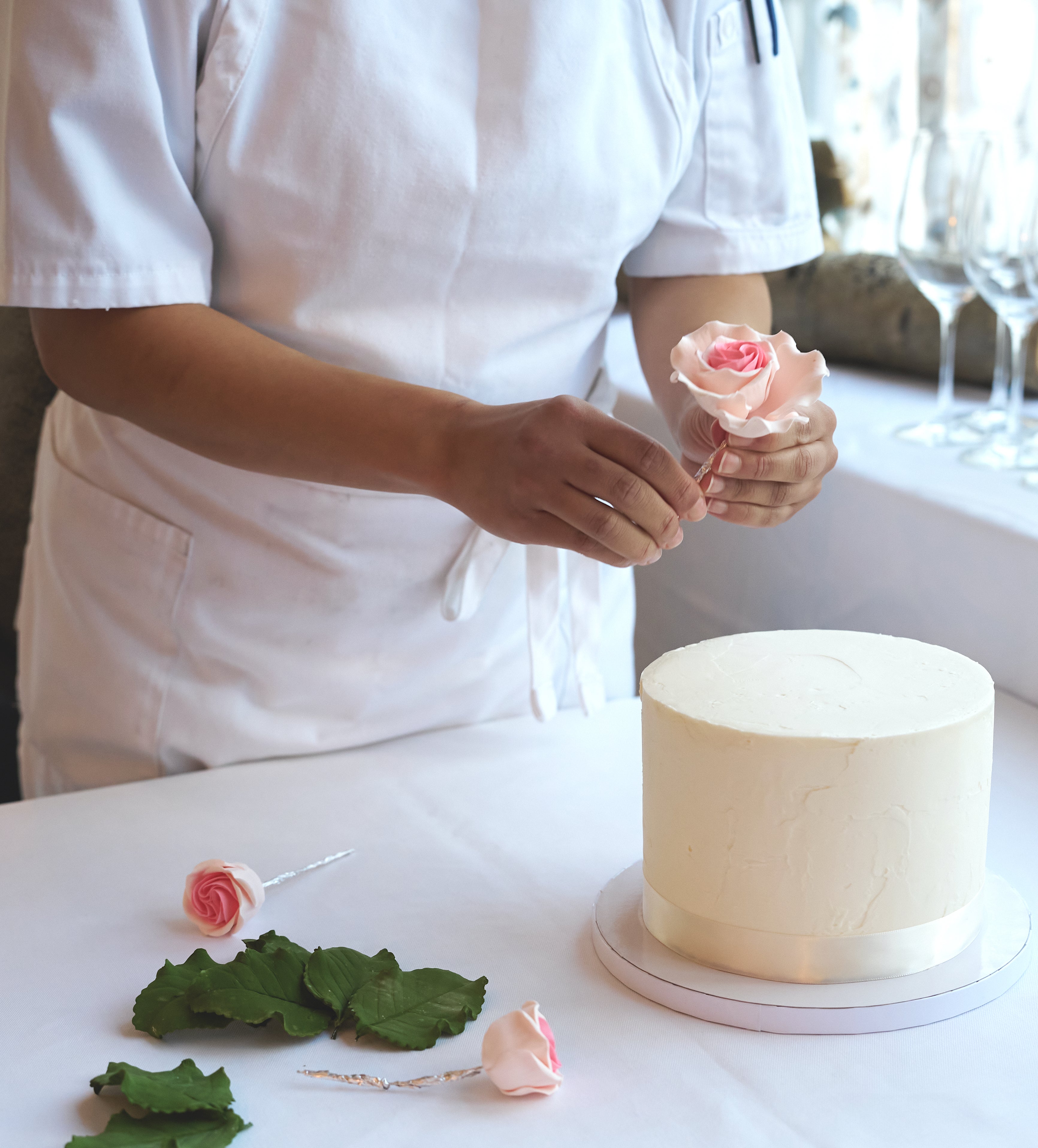 Chef pastelero elaborando una flor de azúcar