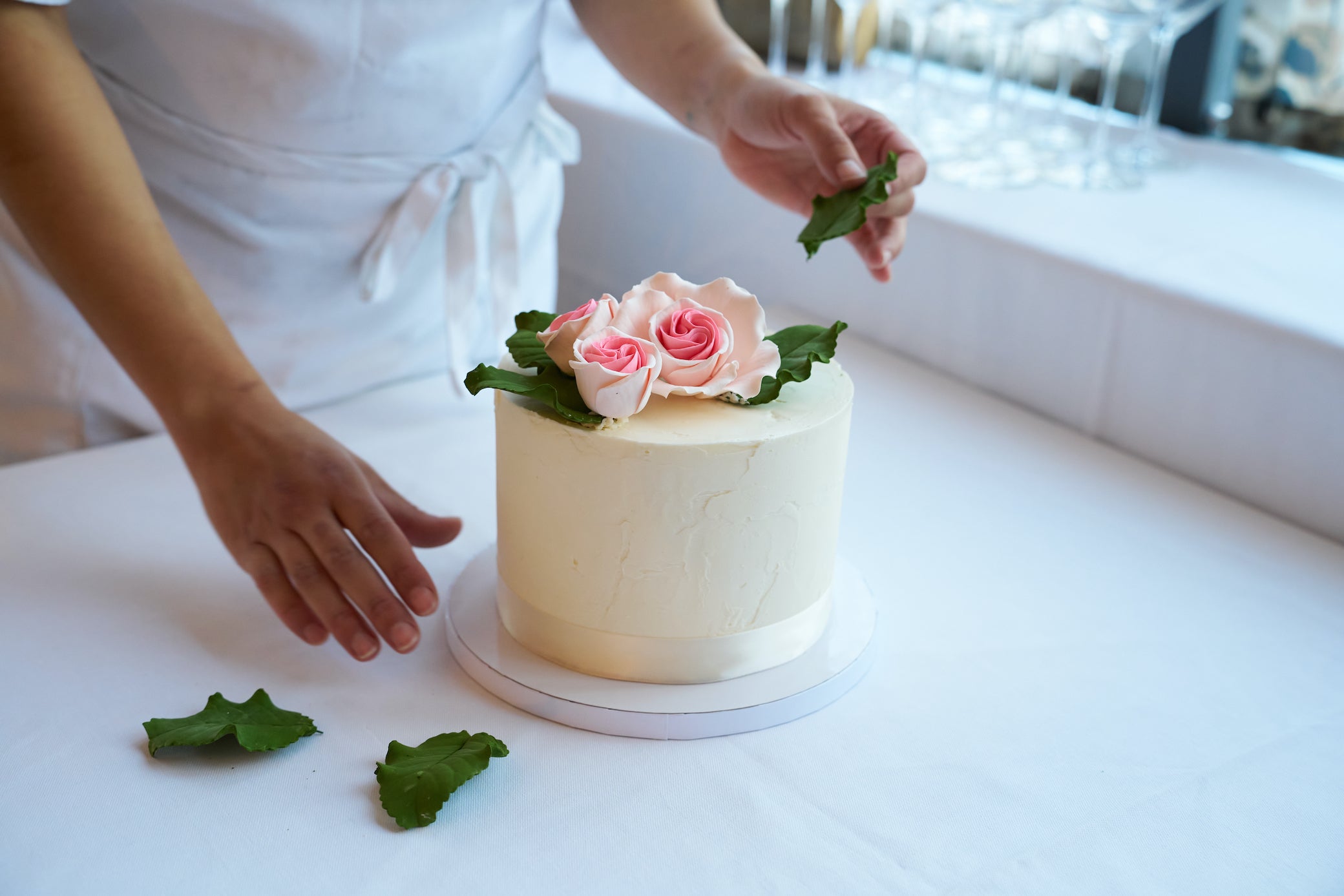 Ale decorating caked with Empress Moî sugar flowers