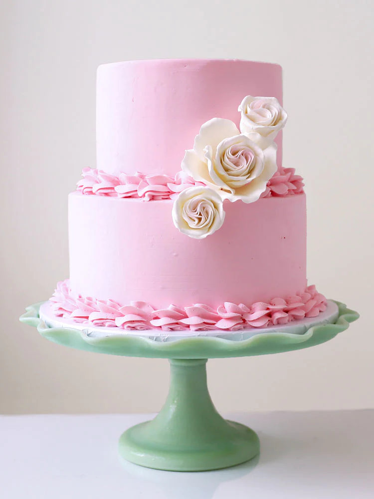 Pastel Rosa con Rosas de Flor de Azúcar Blanca