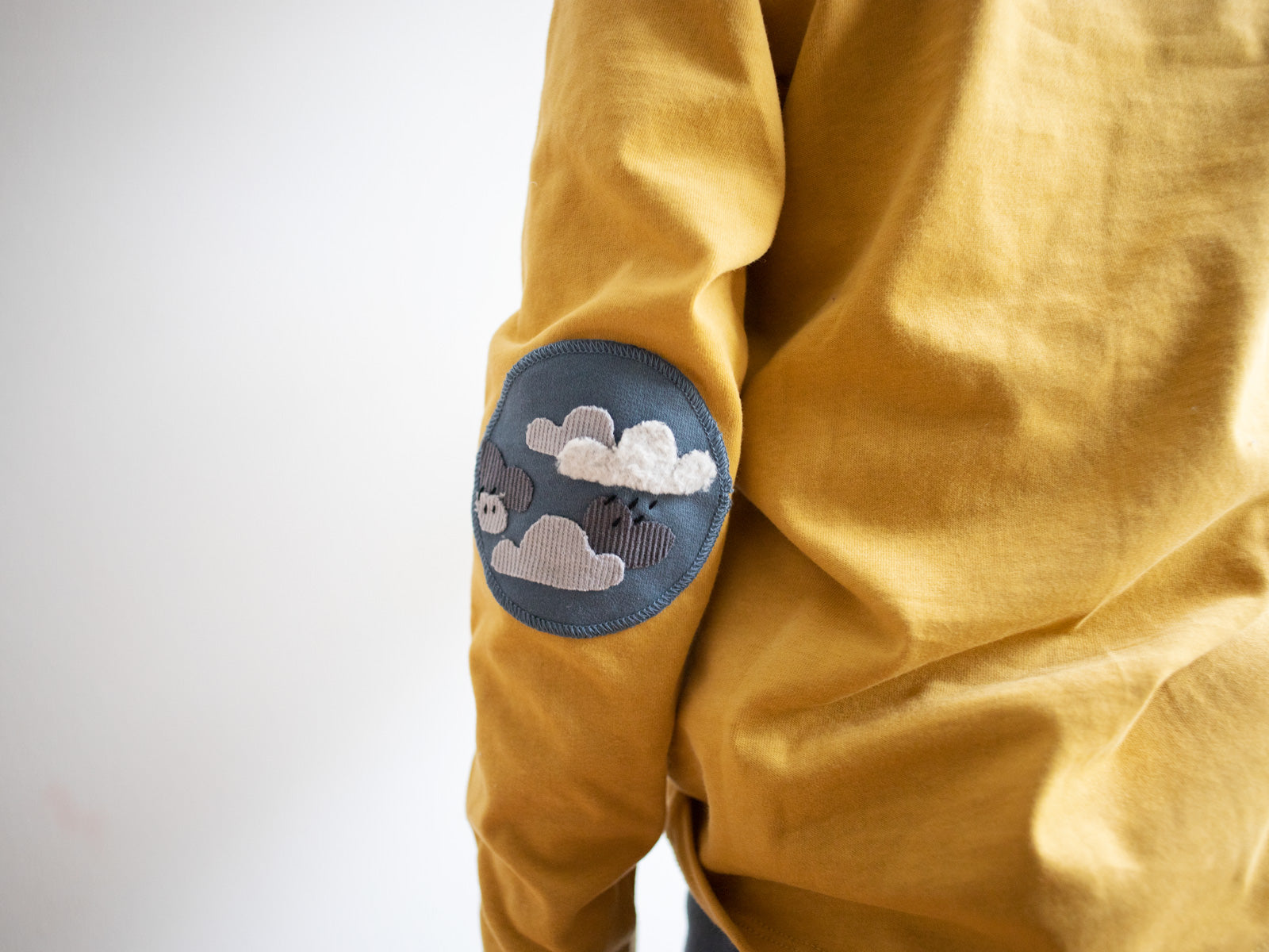 Kleine Prints Upcycling DIY Patches Collage Wolkenmotiv