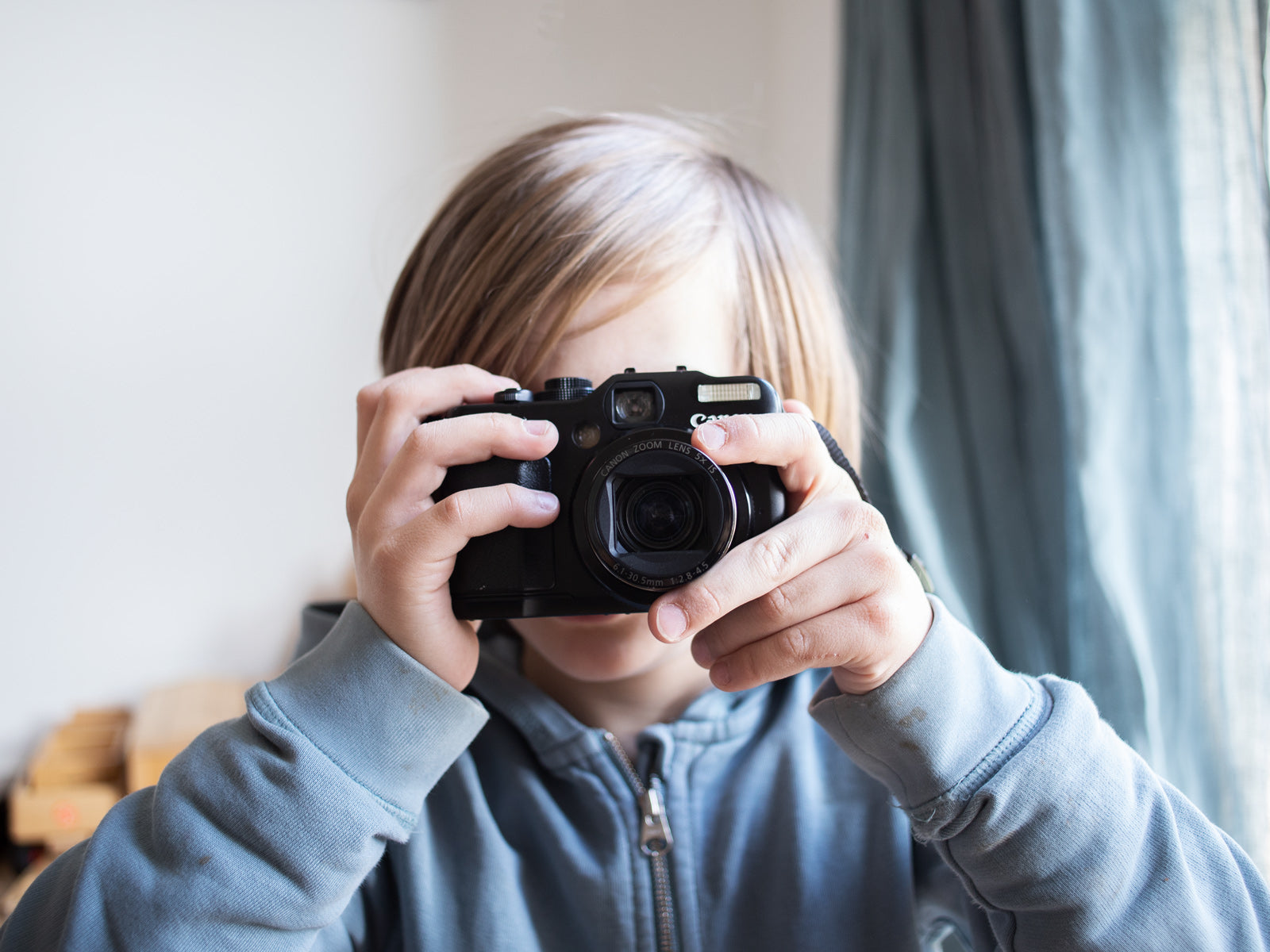 Kleine Prints die besten Kinderkameras Bild Junge der fotografiert 