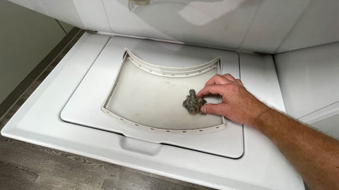 cleaning lint from dryer lint trap 