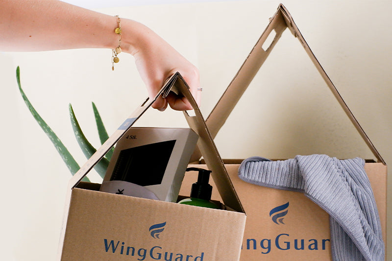 Großer und kleiner WingGuard Upcycling-Karton gefüllt mit Produkten
