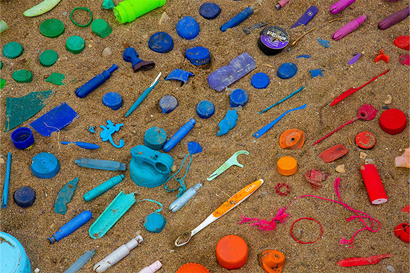 Plastikmüll im Sand
