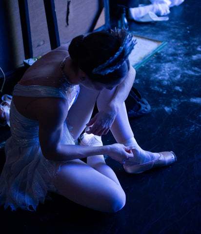 Scottish Ballet ballerina wearing imperfect pointes ballet tights in the snow queen