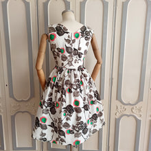 Laden Sie das Bild in den Galerie-Viewer, 1950s - Tiger - Gorgeous Floral Rayon Dress - W25 (64cm)

